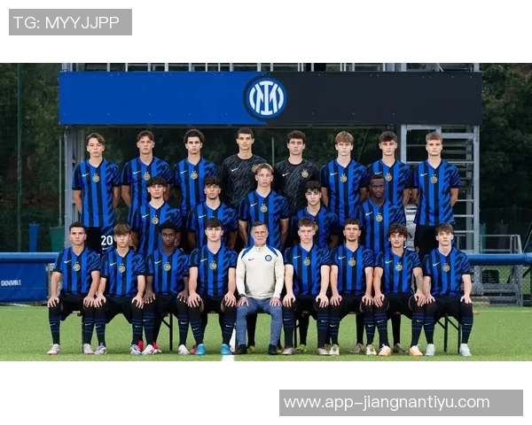 拜仁慕尼黑25-26赛季全家福展现新援风采与德超杯沙拉盘荣耀