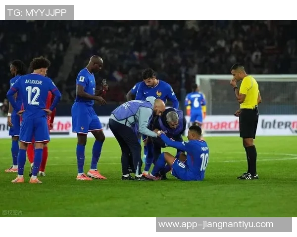 法国队助教现场考察皇马巴萨比赛以评估姆巴佩状态 法国队助教现场考察皇马巴萨比赛以评估姆巴佩状态