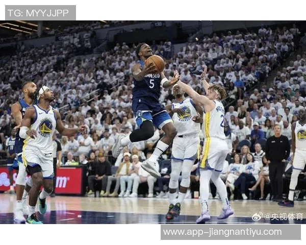 爱德华兹半场表现出色9投6中砍下15分三分球完美命中助力球队奋勇争先